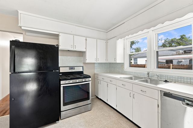 1023 County Line Road, Des Moines, IA 50320