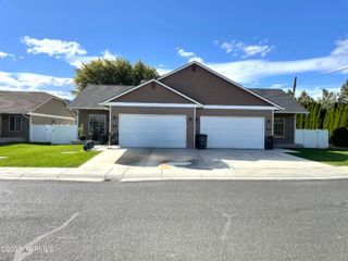 141 Apple Lp A & B, Naches, WA 98937