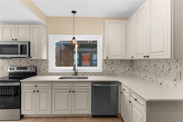 895 Alcoma St, Sharon, PA 16146