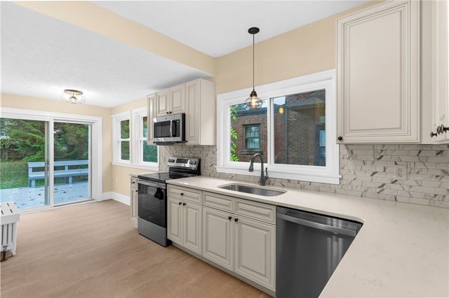 895 Alcoma St, Sharon, PA 16146