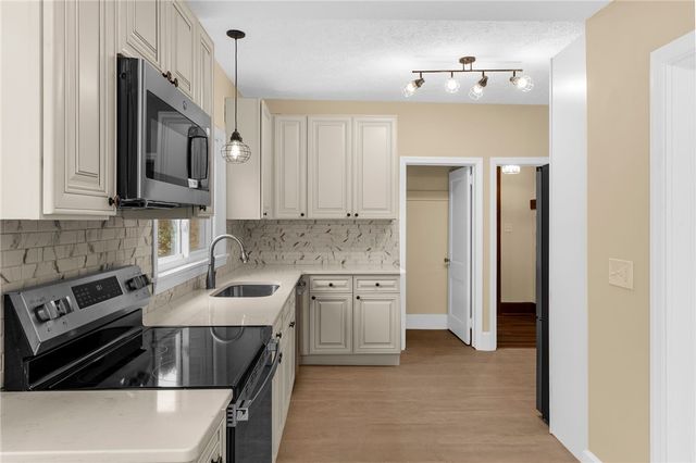 895 Alcoma St, Sharon, PA 16146