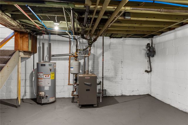 895 Alcoma St, Sharon, PA 16146