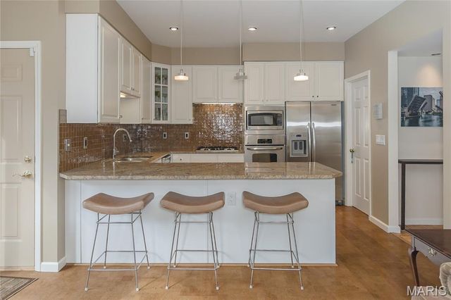 971 Barnard College Lane, St Louis, MO 63130