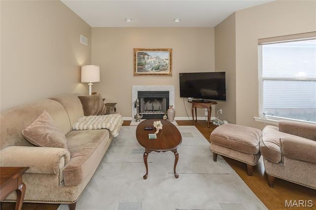 971 Barnard College Lane, St Louis, MO 63130