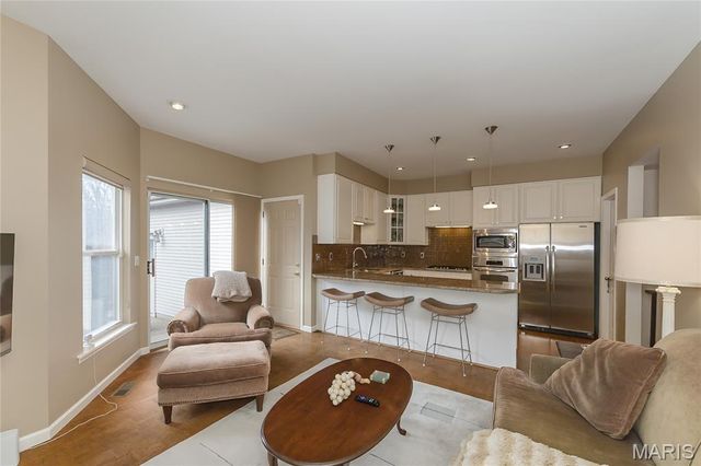 971 Barnard College Lane, St Louis, MO 63130