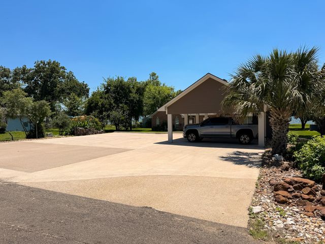 20274 County Road 376, Marquez, TX 77865