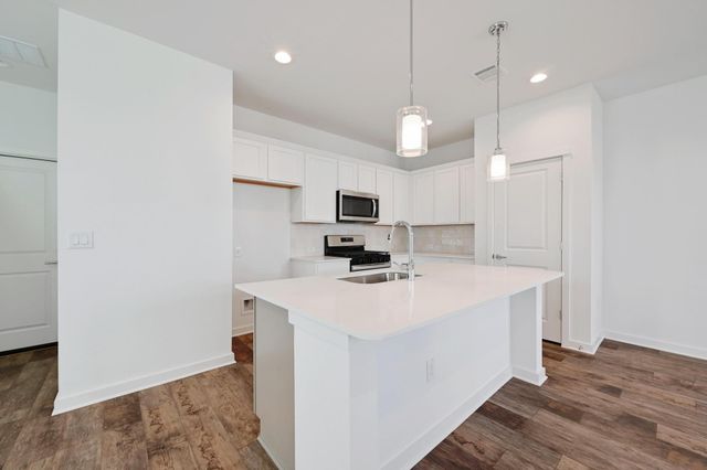 462 Orleanian DR B, Buda, TX 78610