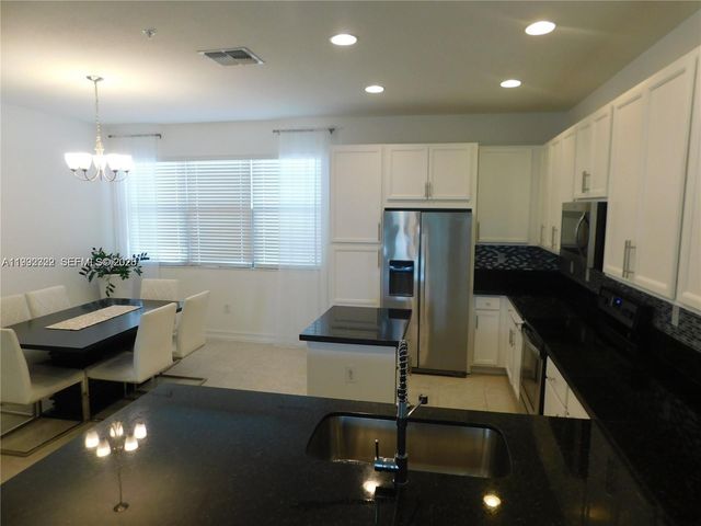 11317 SW 15th St 11317, Pembroke Pines, FL 33025