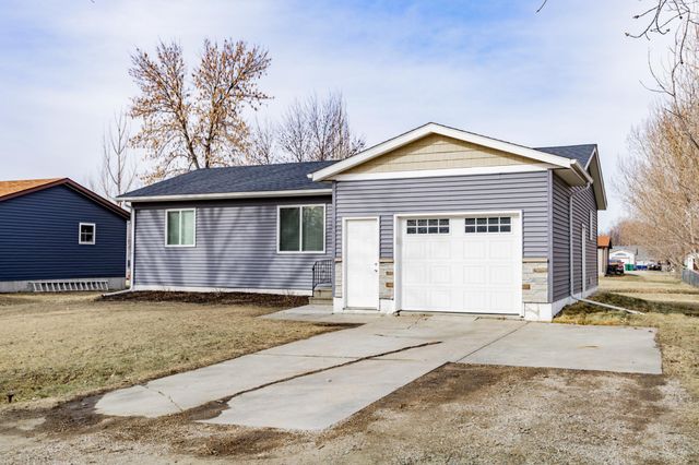 505 4th Street E, Horace, ND 58047
