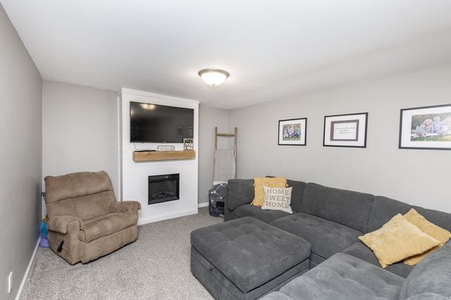 505 4th Street E, Horace, ND 58047