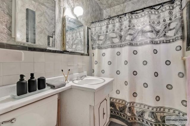 26-20 141st Street 2G, Flushing, NY 11354