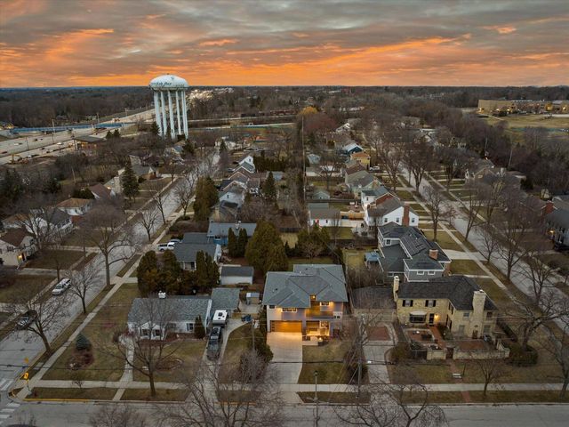 122 Devon STREET, Whitefish Bay, WI 53217
