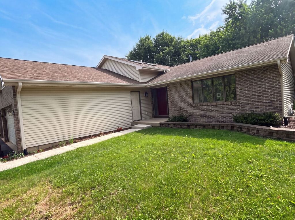 1503 Featherstone Road, Rockford, IL 61107