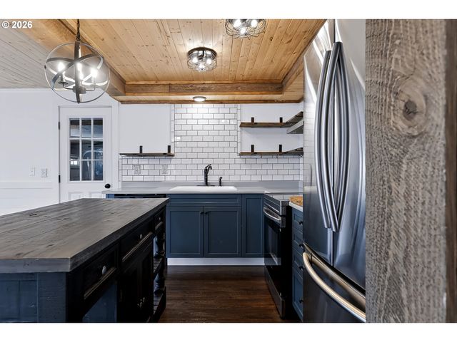 610 Se ELM St, Dundee, OR 97115