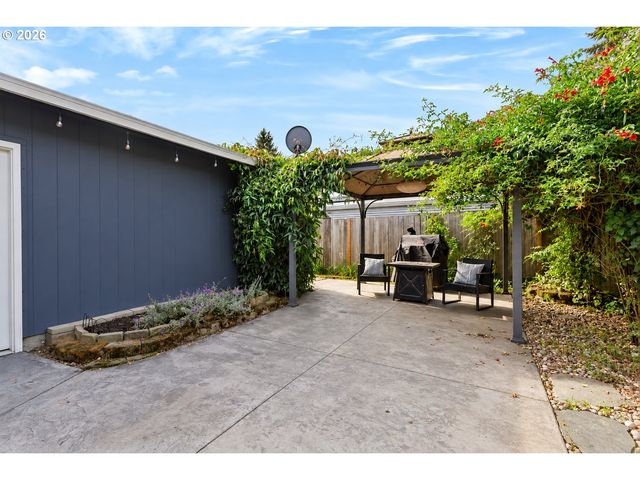 610 Se ELM St, Dundee, OR 97115