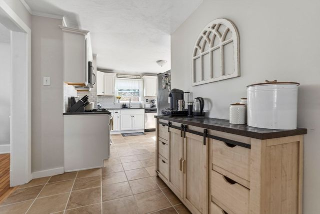 173 Greenmont Ave, Dracut, MA 01826