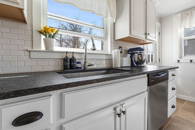 173 Greenmont Ave, Dracut, MA 01826