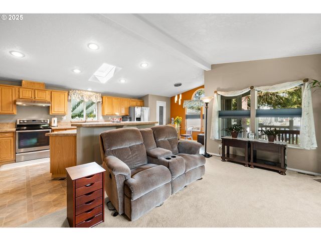 17747 S GREENFIELD Dr, Oregon City, OR 97045