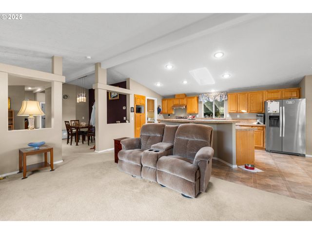 17747 S GREENFIELD Dr, Oregon City, OR 97045