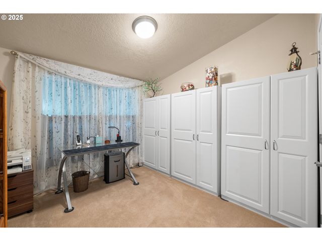 17747 S GREENFIELD Dr, Oregon City, OR 97045