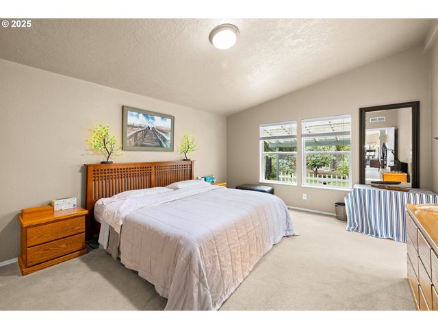 17747 S GREENFIELD Dr, Oregon City, OR 97045