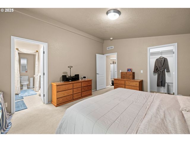 17747 S GREENFIELD Dr, Oregon City, OR 97045