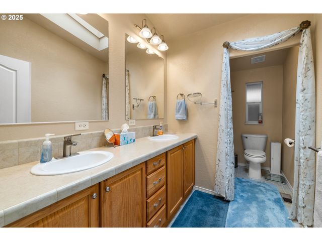 17747 S GREENFIELD Dr, Oregon City, OR 97045