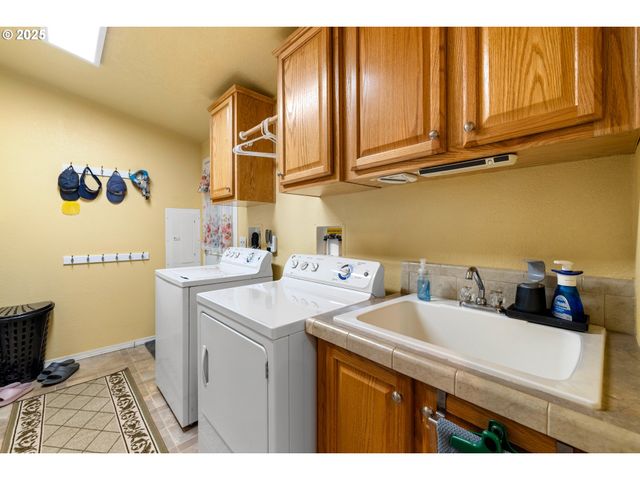 17747 S GREENFIELD Dr, Oregon City, OR 97045