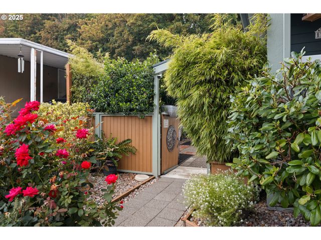 17747 S GREENFIELD Dr, Oregon City, OR 97045