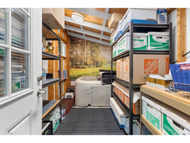 17747 S GREENFIELD Dr, Oregon City, OR 97045