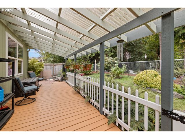 17747 S GREENFIELD Dr, Oregon City, OR 97045