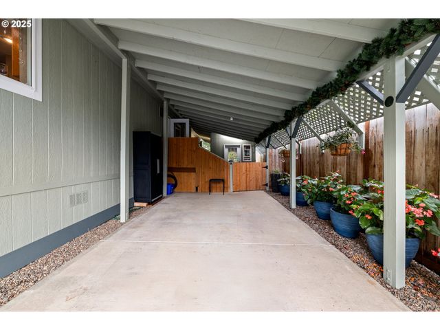 17747 S GREENFIELD Dr, Oregon City, OR 97045