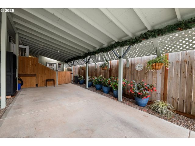 17747 S GREENFIELD Dr, Oregon City, OR 97045