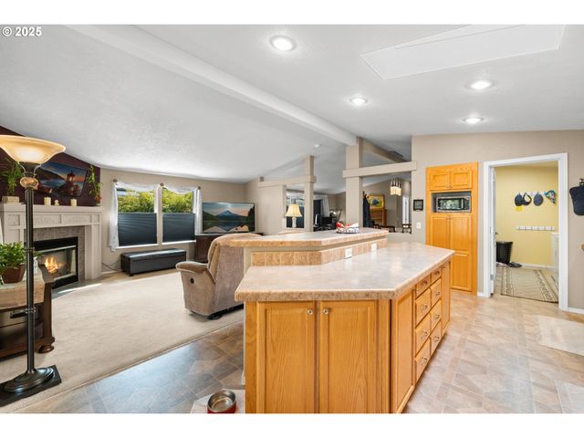 17747 S GREENFIELD Dr, Oregon City, OR 97045