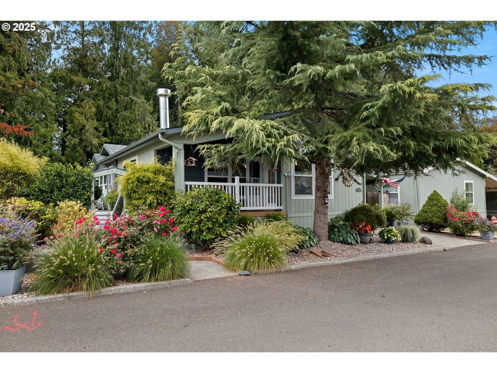 17747 S GREENFIELD Dr, Oregon City, OR 97045