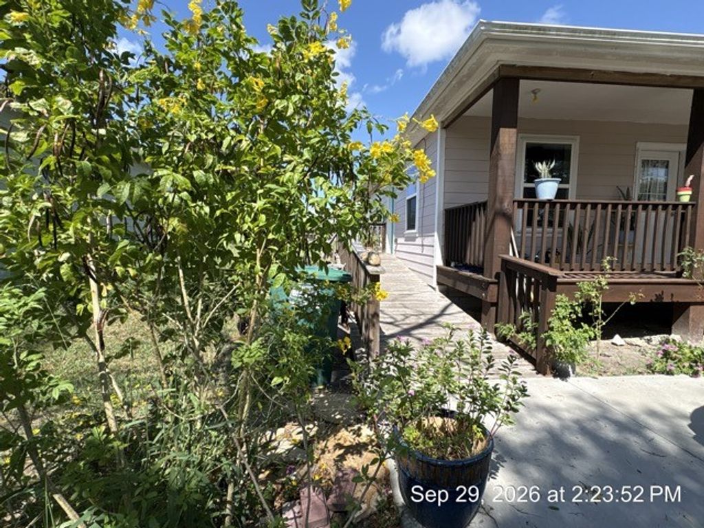 611 Pugh St, Woodsboro, TX 78393 — photo 3