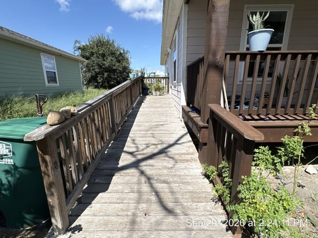 611 Pugh St, Woodsboro, TX 78393 — photo 4