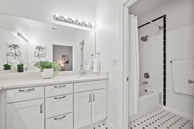 6501 Columbia Oaks CT D8, Austin, TX 78759