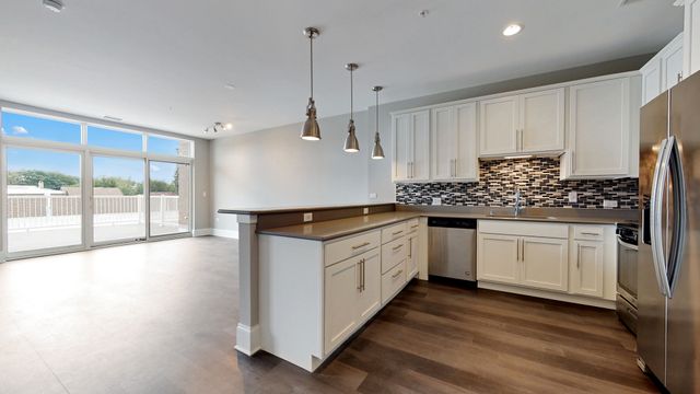 4758 N Laramie Avenue 303, Chicago, IL 60630