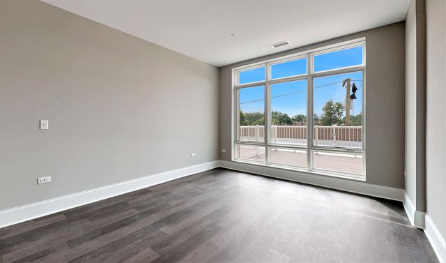 4758 N Laramie Avenue 303, Chicago, IL 60630