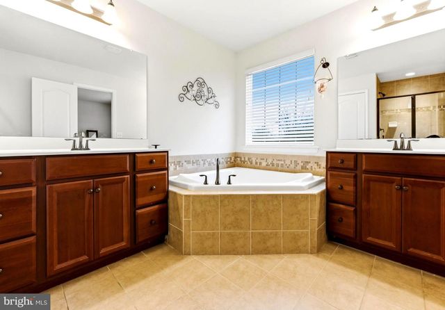 325 WINDSOR RD, Mullica Hill, NJ 08062