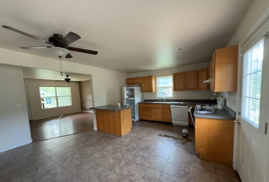 Image 4 of property listing at 557 N Hickory Street, Centralia, IL 62801