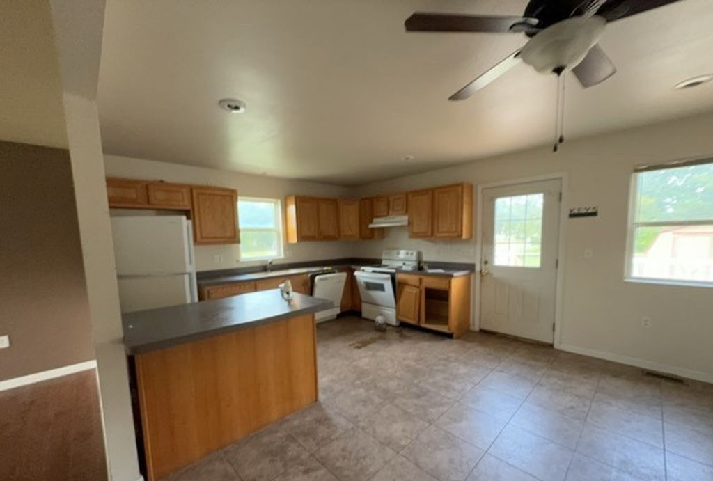 Image 5 of property listing at 557 N Hickory Street, Centralia, IL 62801