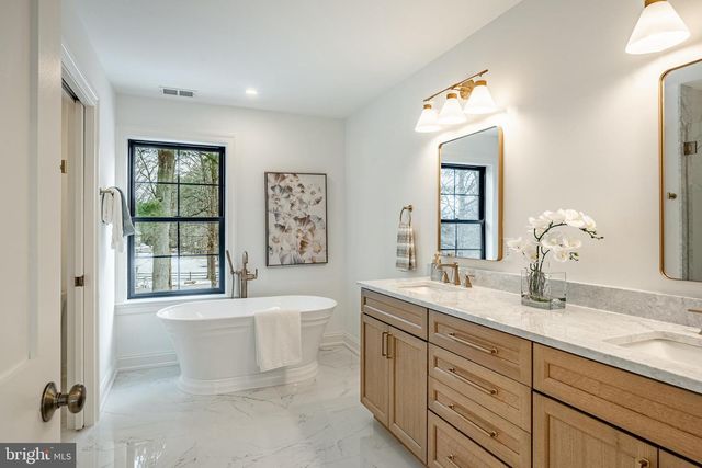 1427 SUGARTOWN RD, Berwyn, PA 19312