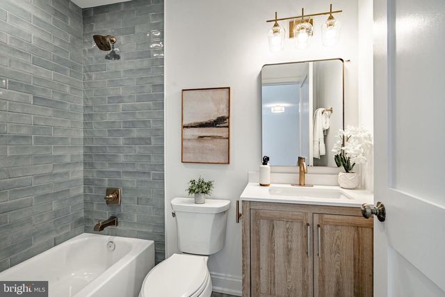 1427 SUGARTOWN RD, Berwyn, PA 19312