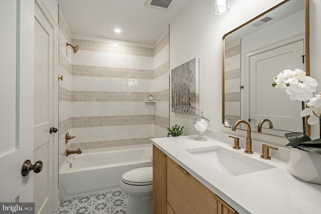 1427 SUGARTOWN RD, Berwyn, PA 19312