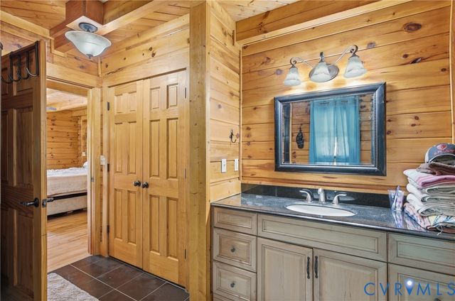 8401 Hicks Island Rd, Lanexa, VA 23089