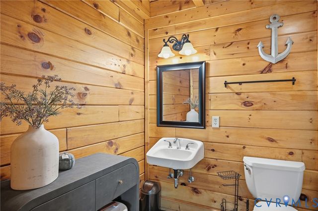 8401 Hicks Island Rd, Lanexa, VA 23089