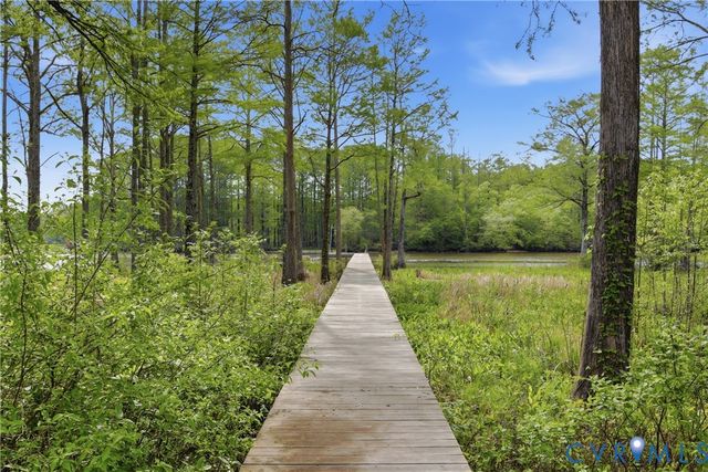 8401 Hicks Island Rd, Lanexa, VA 23089
