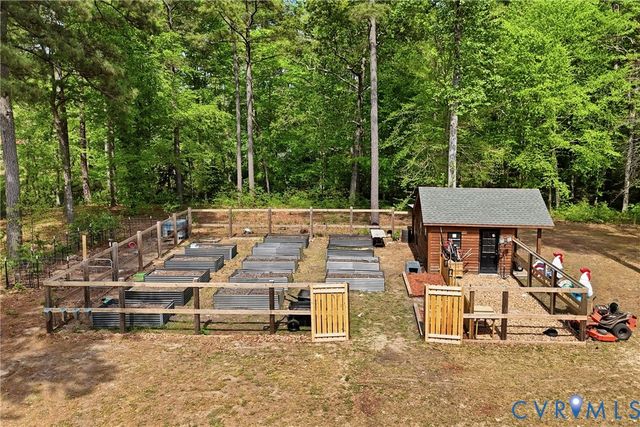 8401 Hicks Island Rd, Lanexa, VA 23089